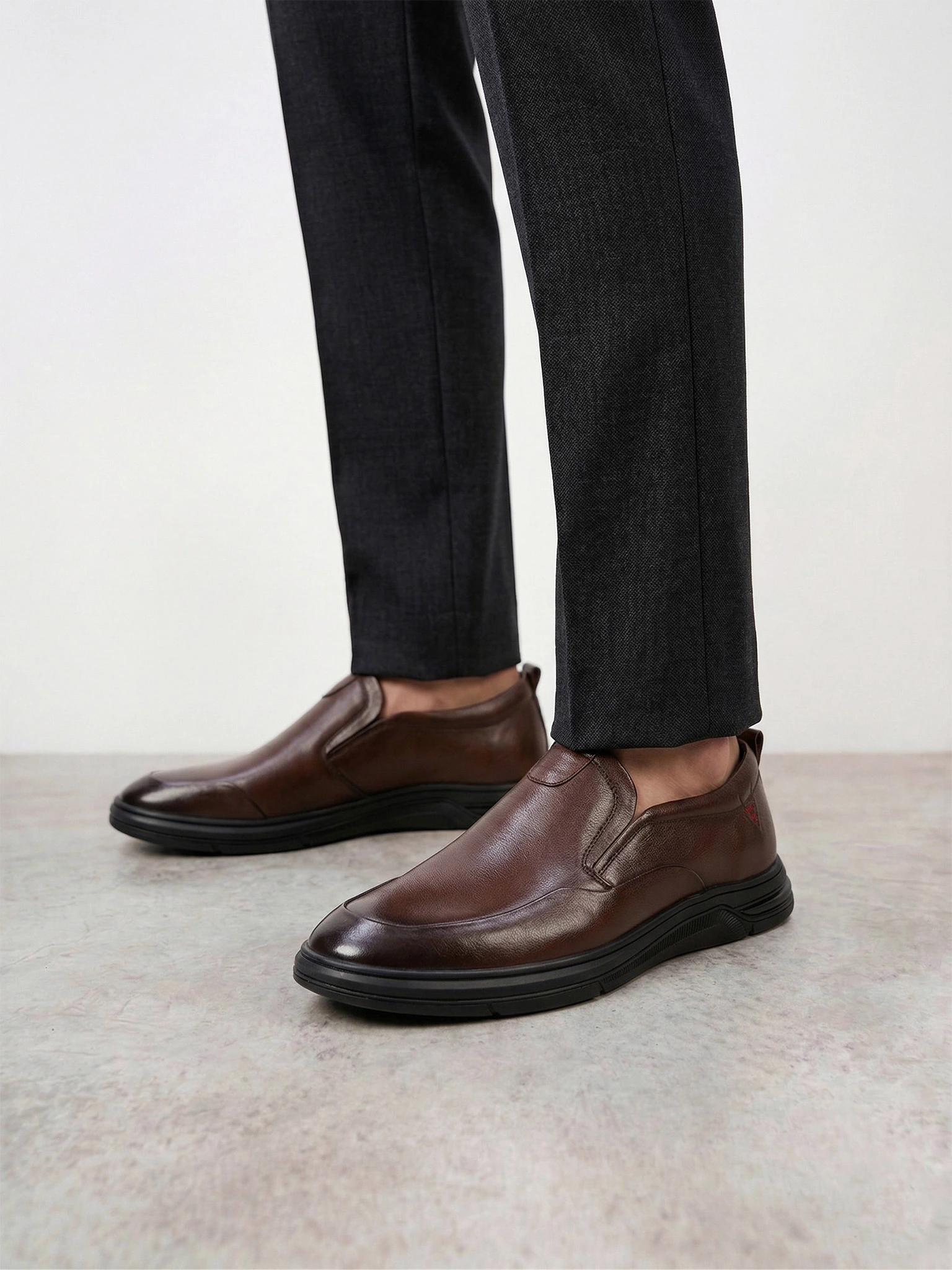 Туфли коричневого цвета с эластичными вставками